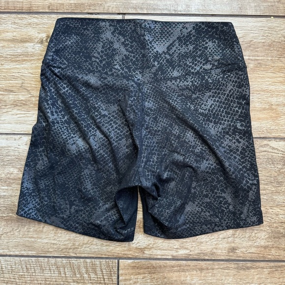 PINK Victoria's Secret Ultimate Black Snakeskin Shorts Size Medium Pink Active - Picture 3 of 11